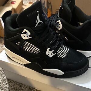 Air Jordan 4 retro (GS) black white size 6.5 Youth